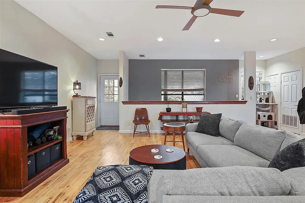 1 bed, 1064 sqft, $2,500 — Photo 4