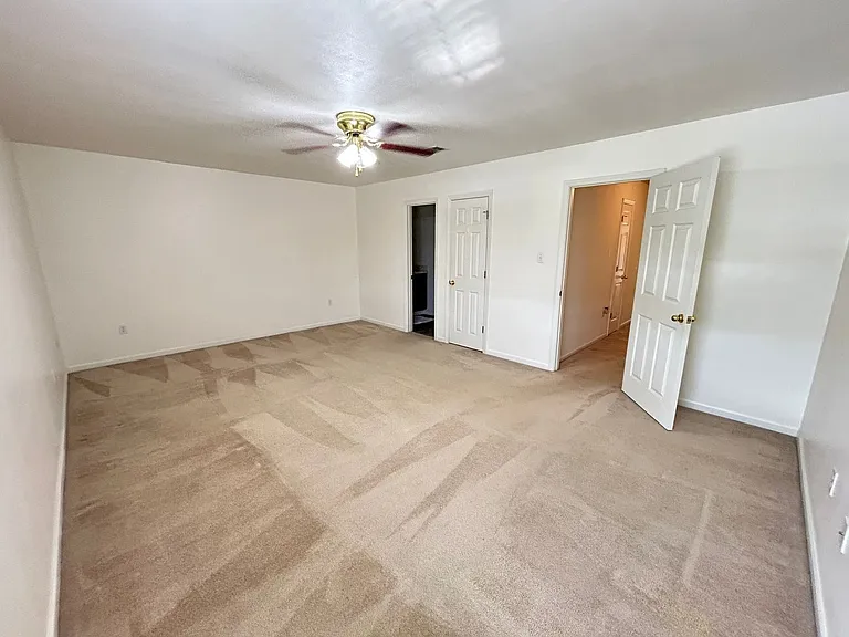 211 Greenbriar Dr — Photo 16