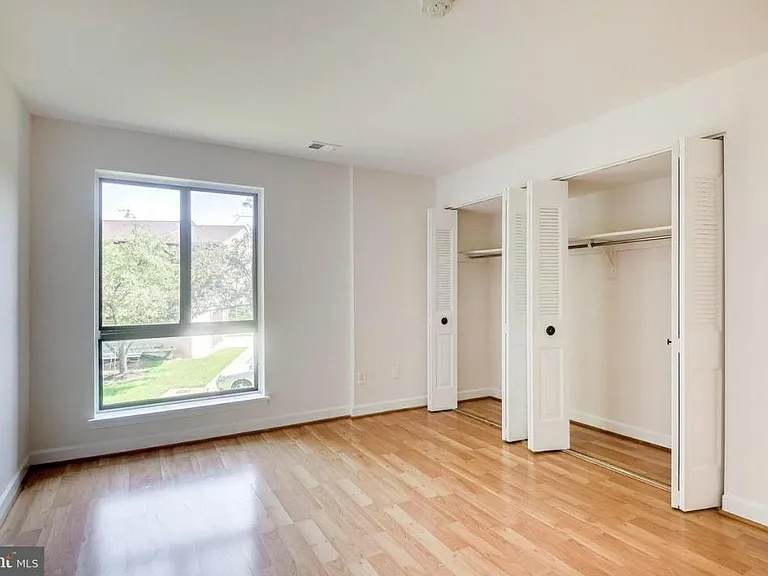 545 Florida Ave — Photo 16