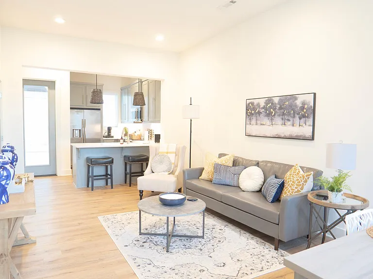 356 S Hill Ave — Photo 4
