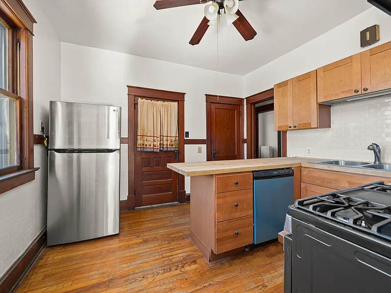 150 Green St #2 — Photo 10