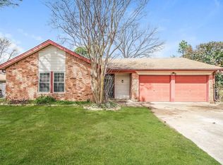 1020 Fox River Ln, Fort Worth, TX 76120