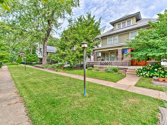 2nd image of 216 Washington Ct