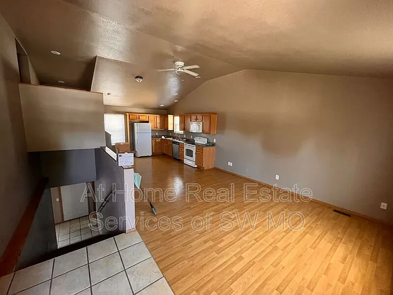 631 W Meadowview Dr #5 — Photo 2
