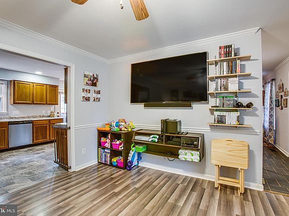 wall mounted tv console does not convey