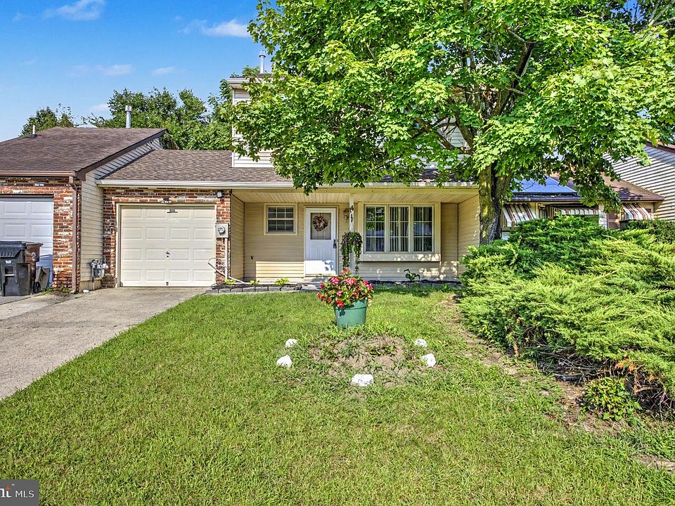 1st image of 14 Hathaway Dr