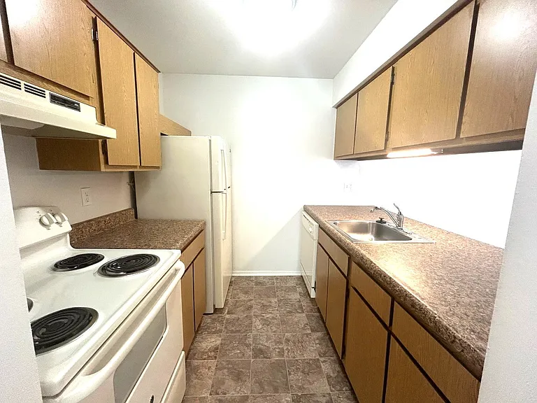 Charter Oaks Apartments — Photo 131