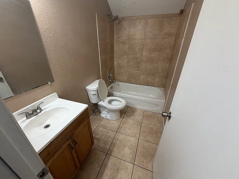 7979 W Devonshire Ave — Photo 9
