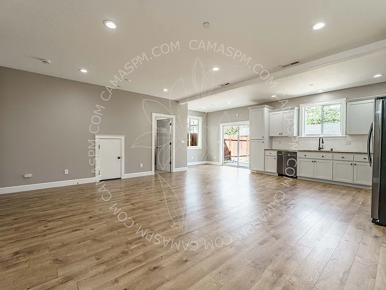 620 NW Ivy St — Photo 7