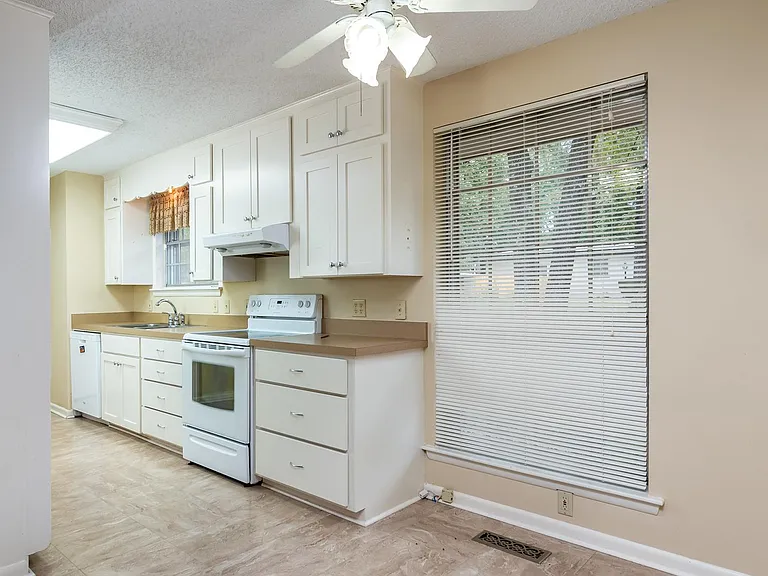 9601 Temple Dr — Photo 10