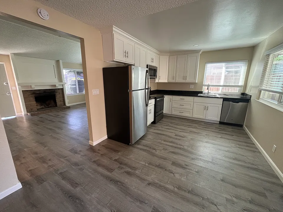 1699 Silvertree Dr