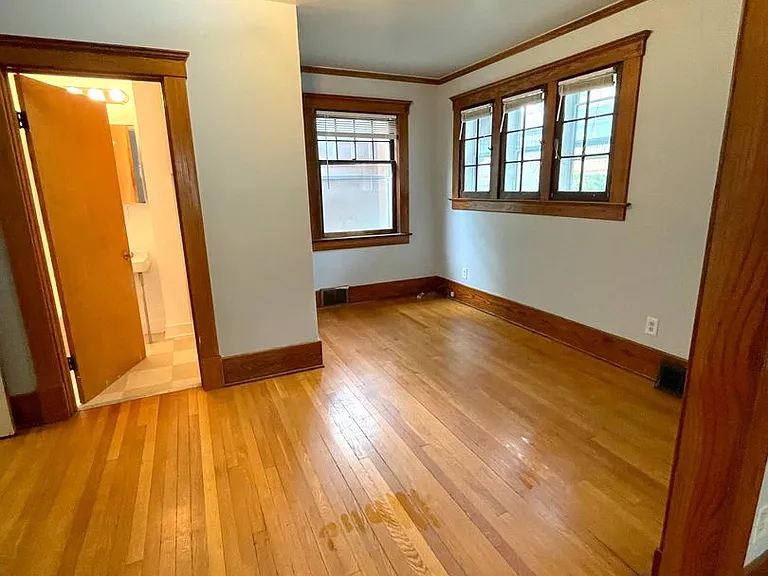 914 Vaughn St — Photo 4