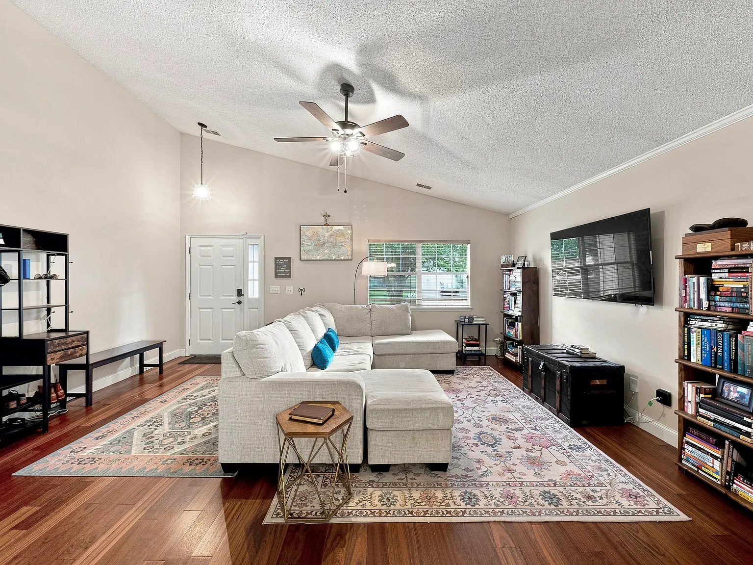 3 bed, 1533 sqft, $2,650 — Photo 2