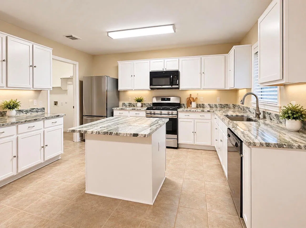 3 bed, 2.5 bath, 2411 sqft, $2,095 — Photo 1