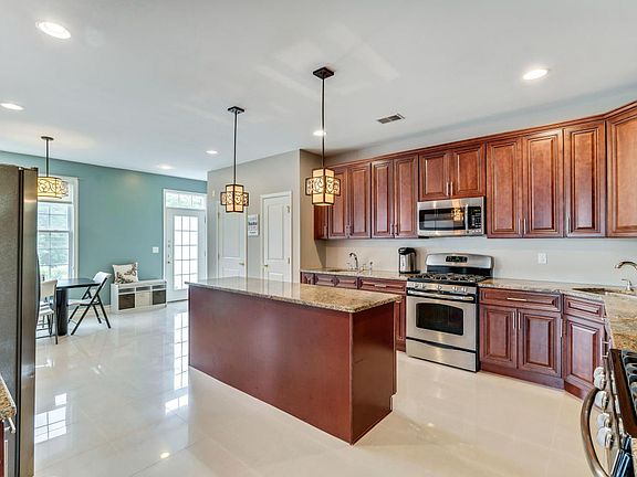 3rd image of 39-39A Canary Dr
