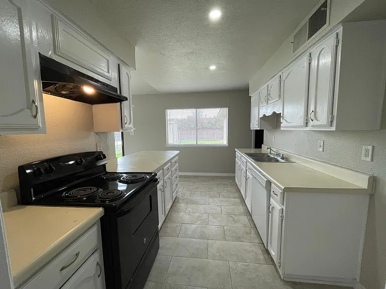 1913 Glenwick Ln — Photo 14