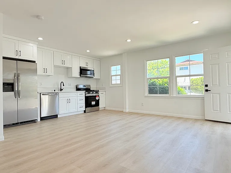 5659 Woodman Ave — Photo 1
