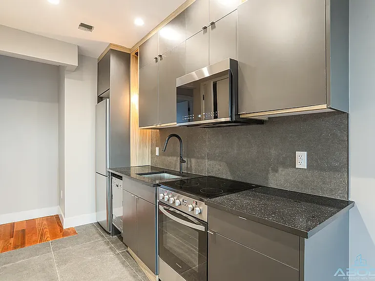 682 Hancock St #4A — Photo 3