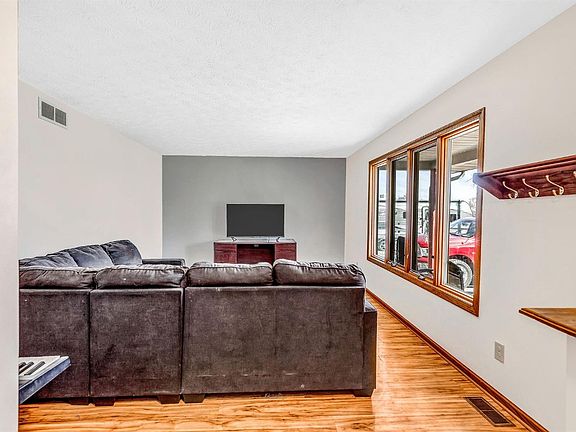 5th image of 165 Woodlawn Ave