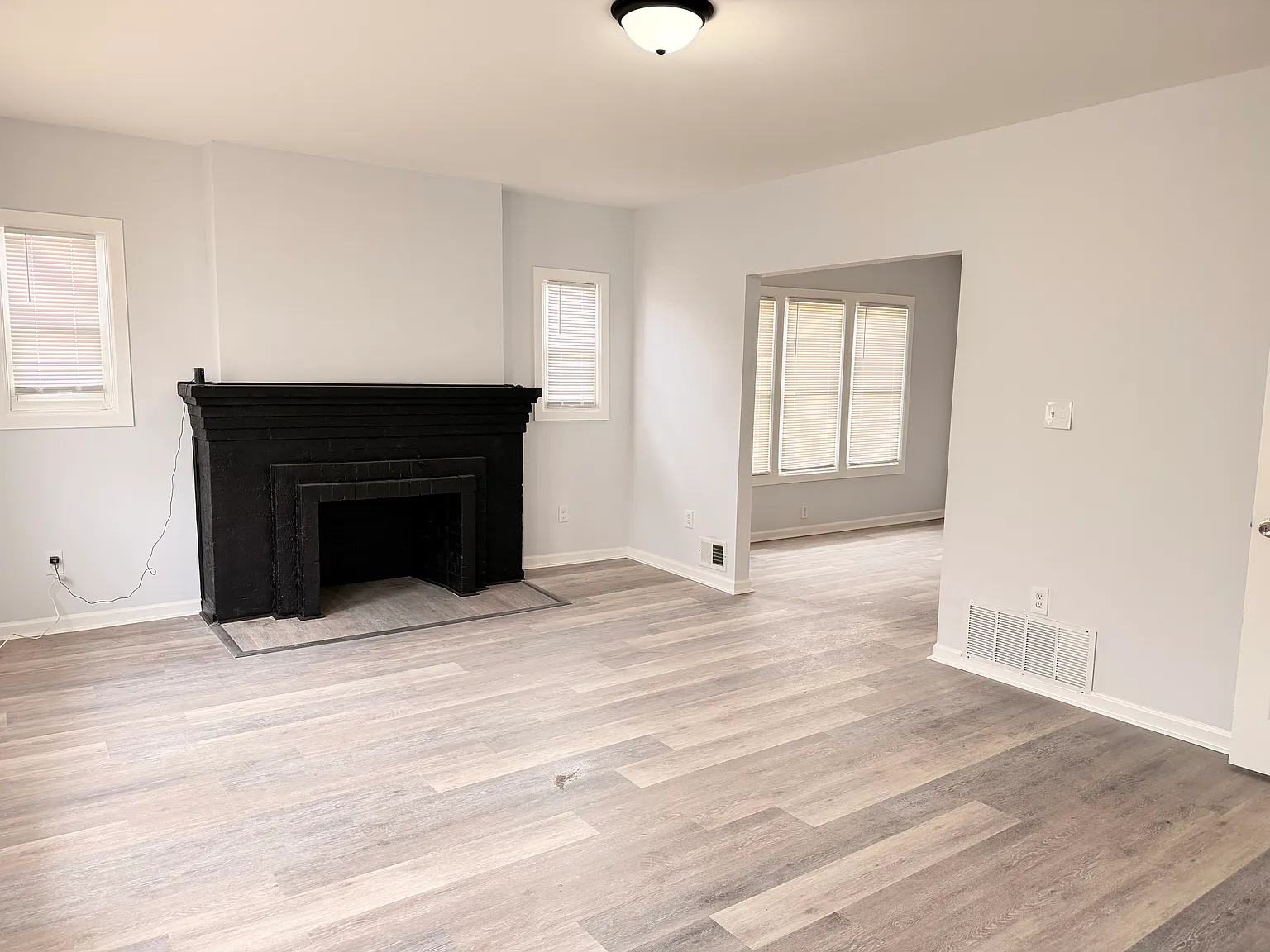 3 bed, 3900 sqft, $1,500 — Photo 2