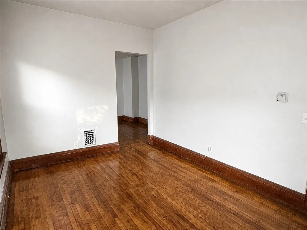 2 bed, 1.0 bath, 858 sqft, $995 — Photo 3