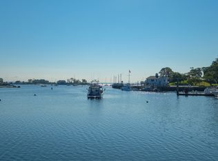 122 Sutton Manor Rd, New Rochelle, NY 10801