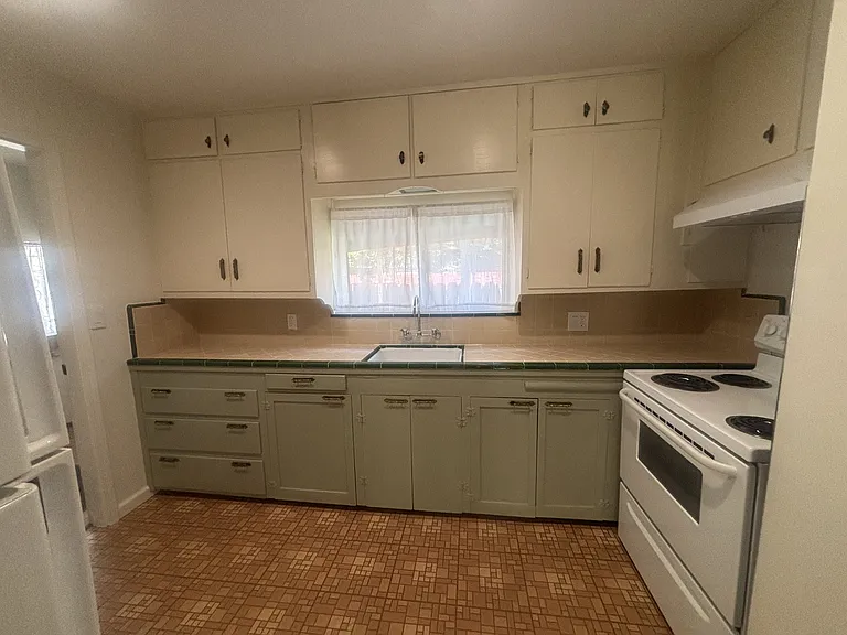 511 Coffee Rd — Photo 4