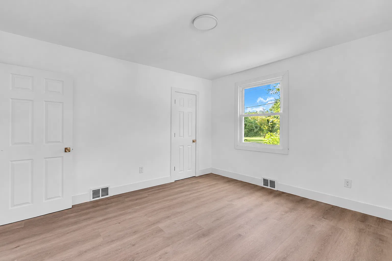 3 bed, 850 sqft, $2,200 — Photo 4