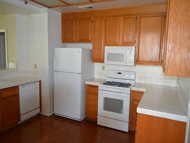 425 Huyler Ln #D — Photo 8