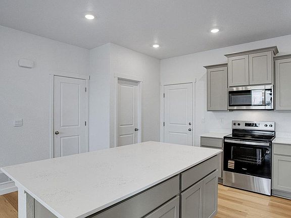 5th image of 386 Tailholt Ave