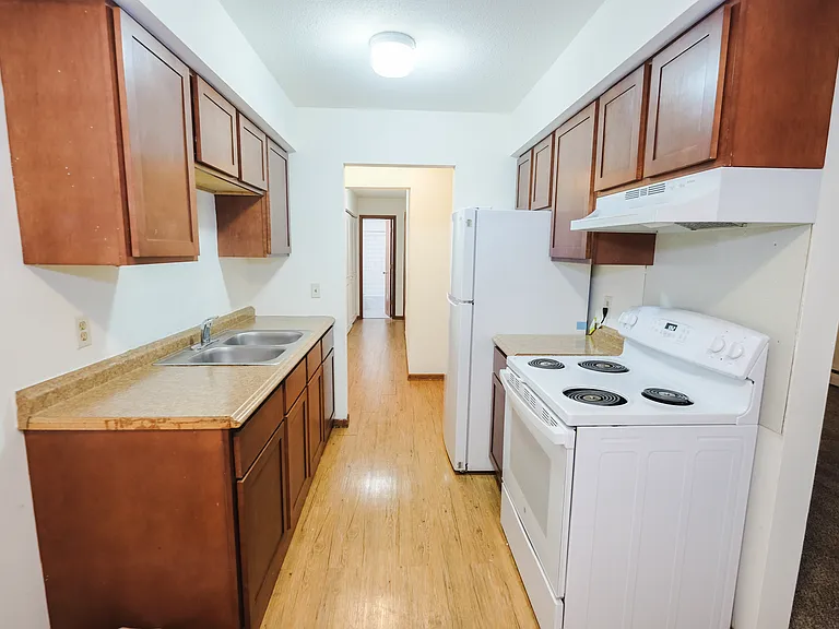 Colonial Apartments — Photo 17