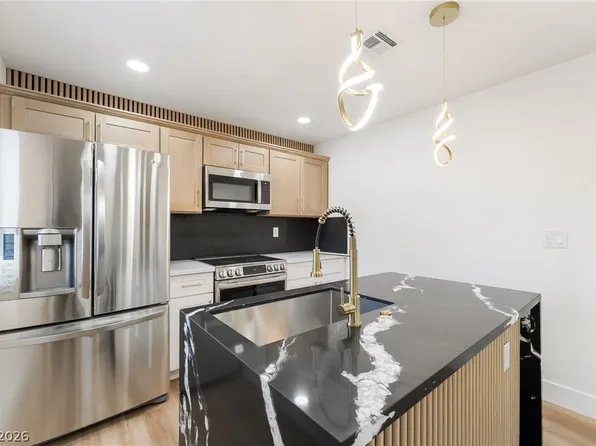 5332 River Glen Dr Unit 400, Spring Valley, NV 89103