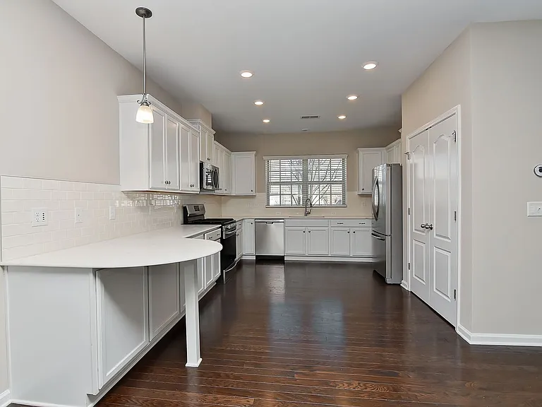 1036 Easley St — Photo 8