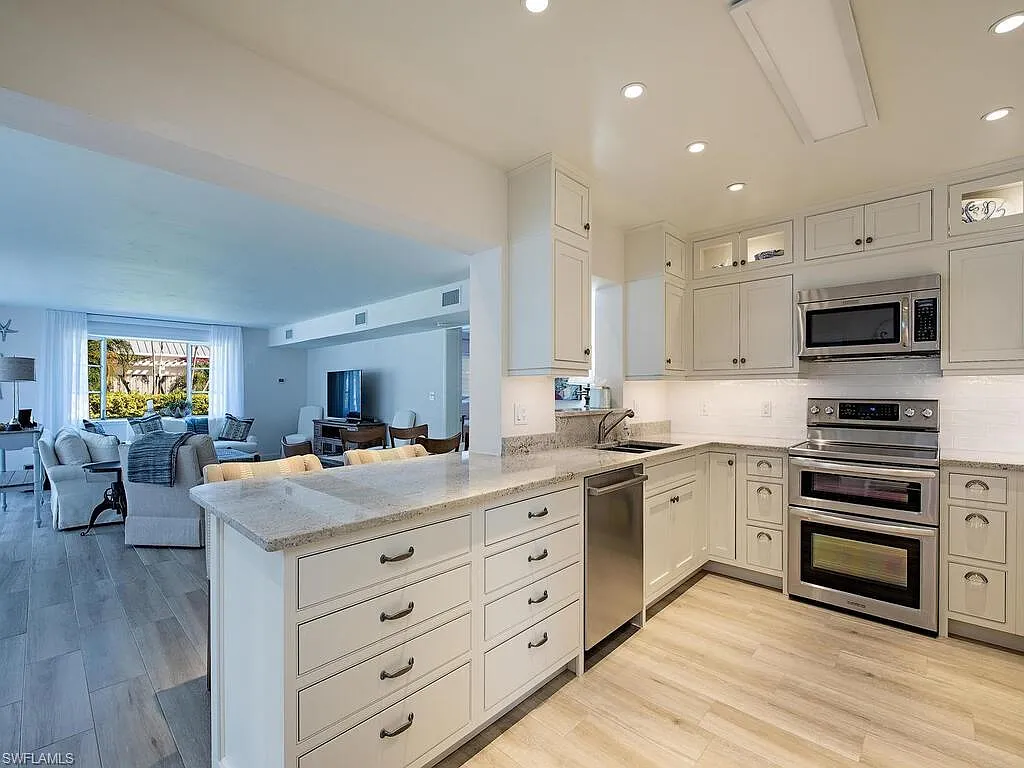 3 bed, 3.0 bath, 1930 sqft, $30,000 — Photo 4