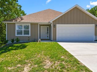 592 Pine Woods Village Dr, Hollister, MO 65672