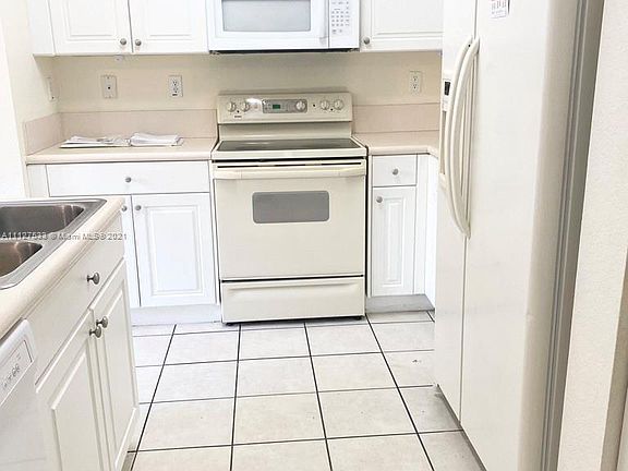 4th image of 901 NE 42nd Ave #901