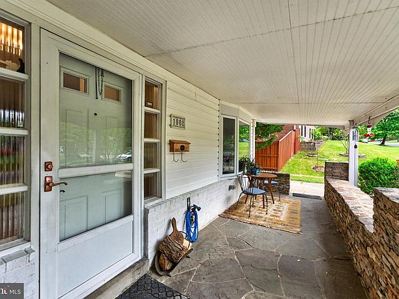 3rd image of 1008 Robroy Dr