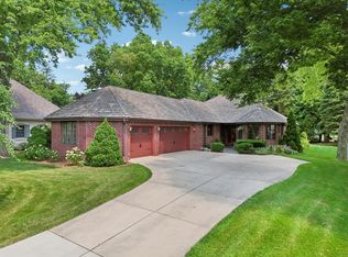 W131N8020 Country Club Dr, Menomonee Falls, WI 53051