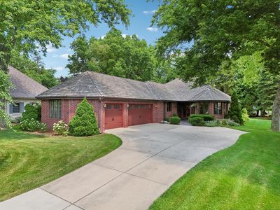 W131N8020 Country Club DRIVE, Menomonee Falls, WI, 53051