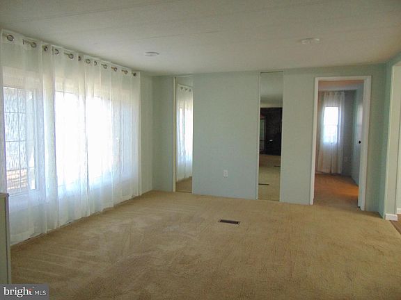 3rd image of 28 Skyline Dr