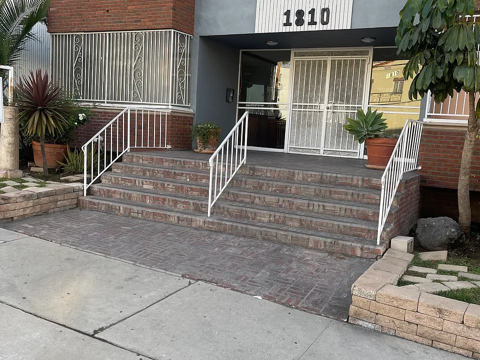 1820 N Bronson Ave #A