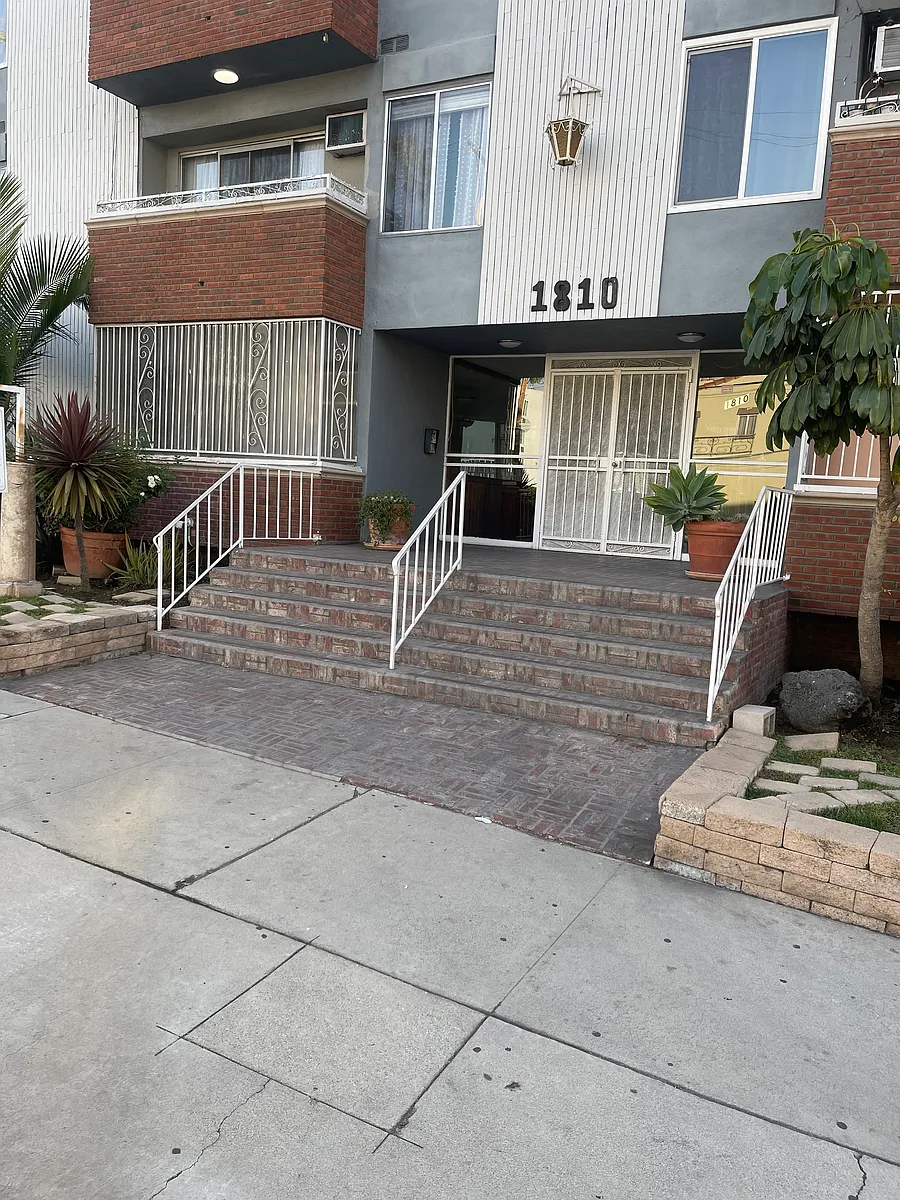Building Photo - 1820 N Bronson Ave #A