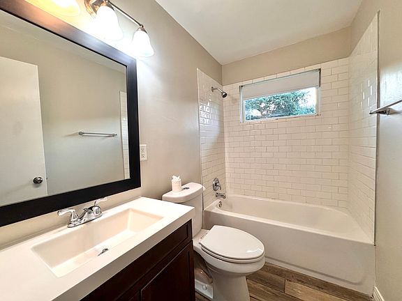 4th image of 10512 W 73rd St