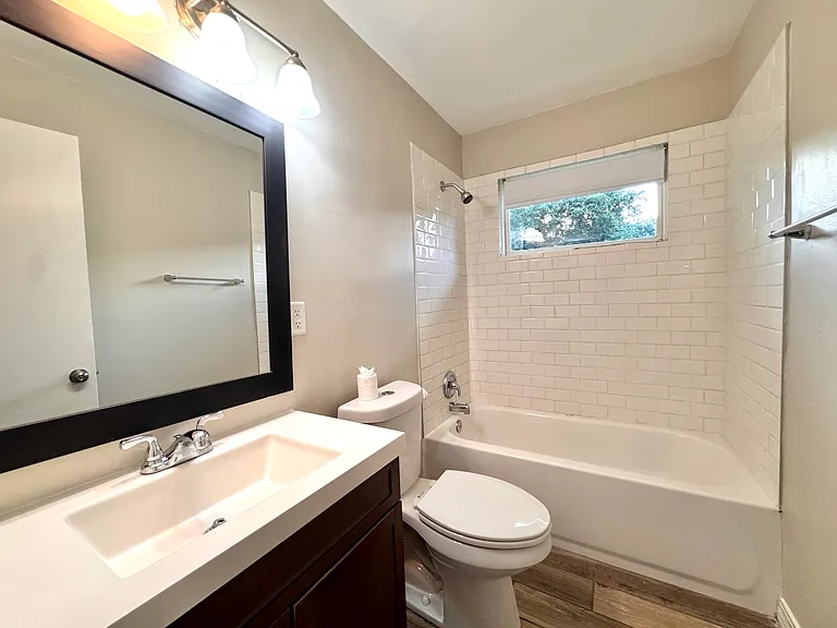 10512 W 73rd St — Photo 4