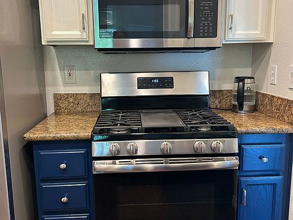 Gas range with broiler drawer