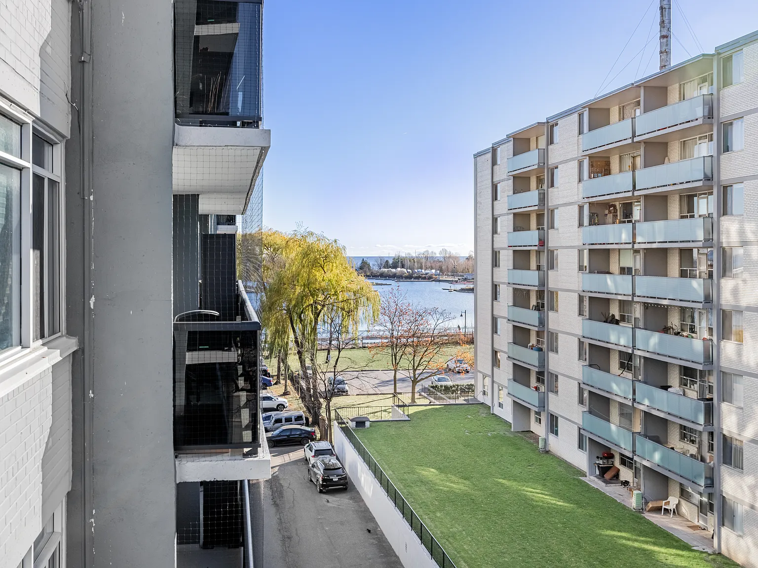 2313 Lake Shore Boulevard West — Photo 4