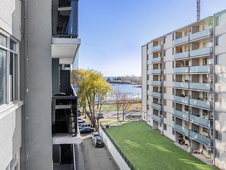 2313 Lake Shore Blvd W — Photo 4