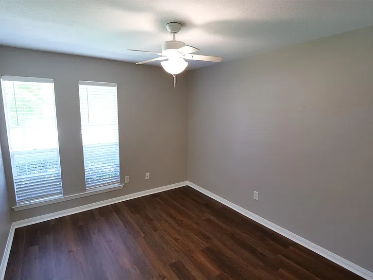 915 Comstock Springs Dr — Photo 16