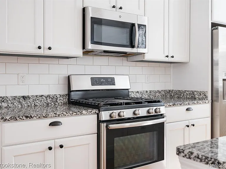 512 Midland Blvd — Photo 9