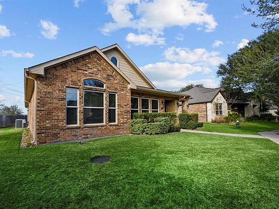3rd image of 4731 Lake Village Dr